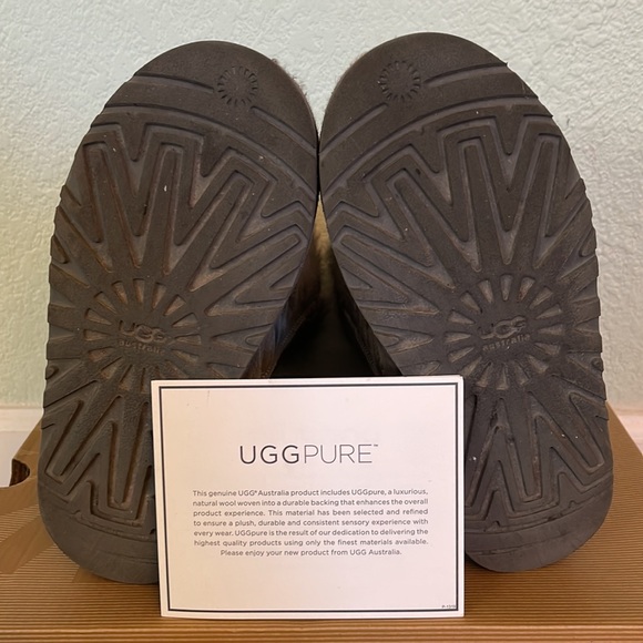 UGGS K Bailey Button Triplet, Size 2 - Picture 4 of 15